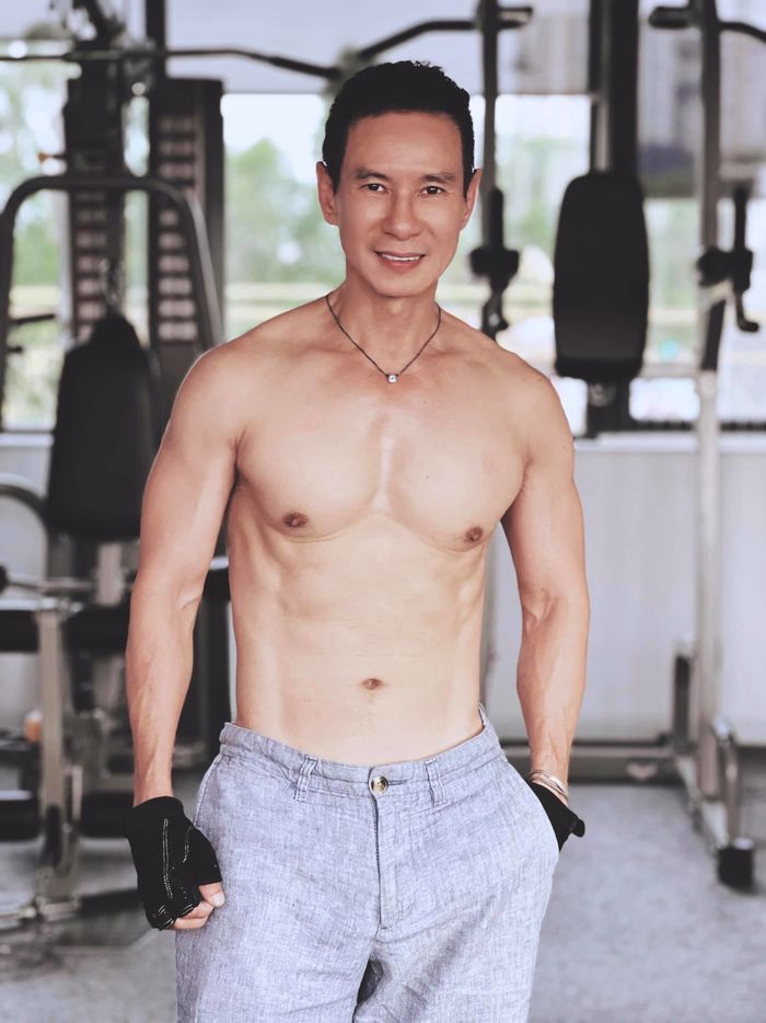 Sao nam Vbiz U60 vẫn sở hữu thân hình săn chắc khiến đàn em ghen tỵ