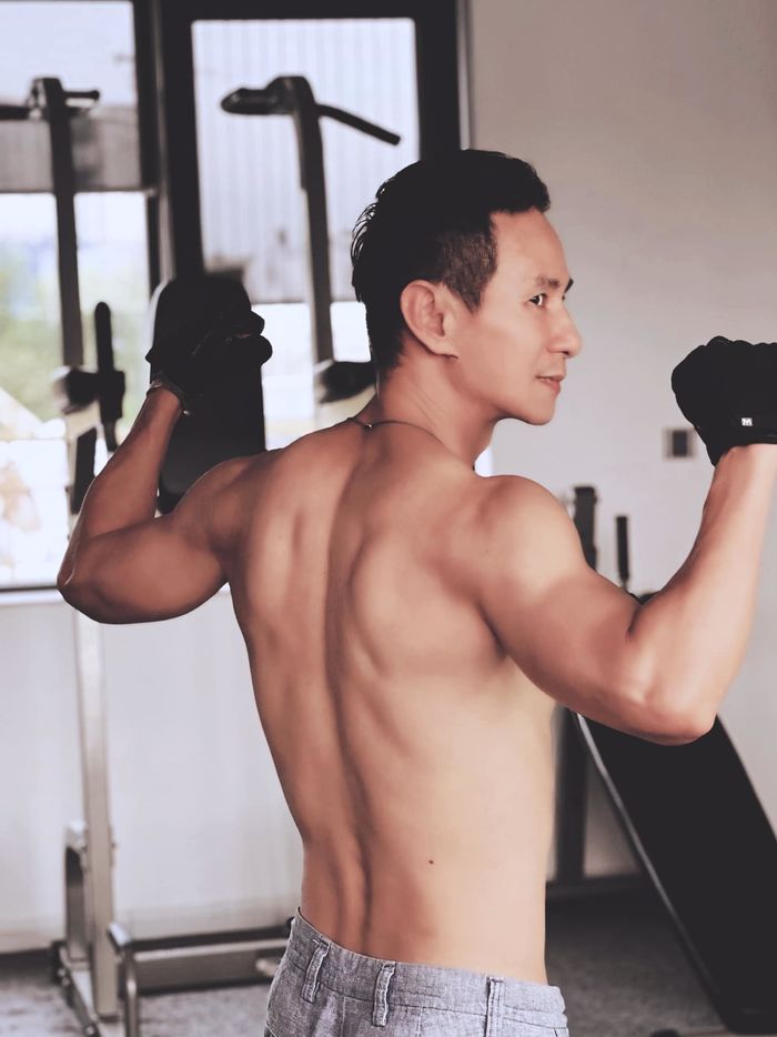 Sao nam Vbiz U60 vẫn sở hữu thân hình săn chắc khiến đàn em ghen tỵ