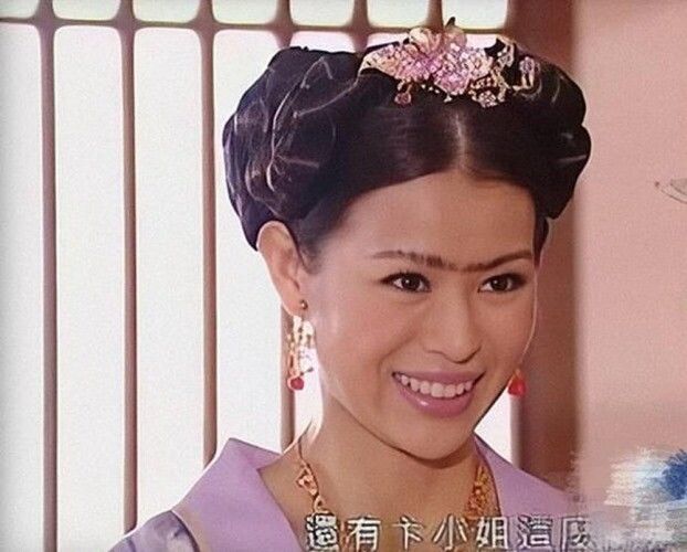 7 sao nữ Cbiz sở hữu lông mày xu cà na: Chương Tử Di bị dìm tơi tả