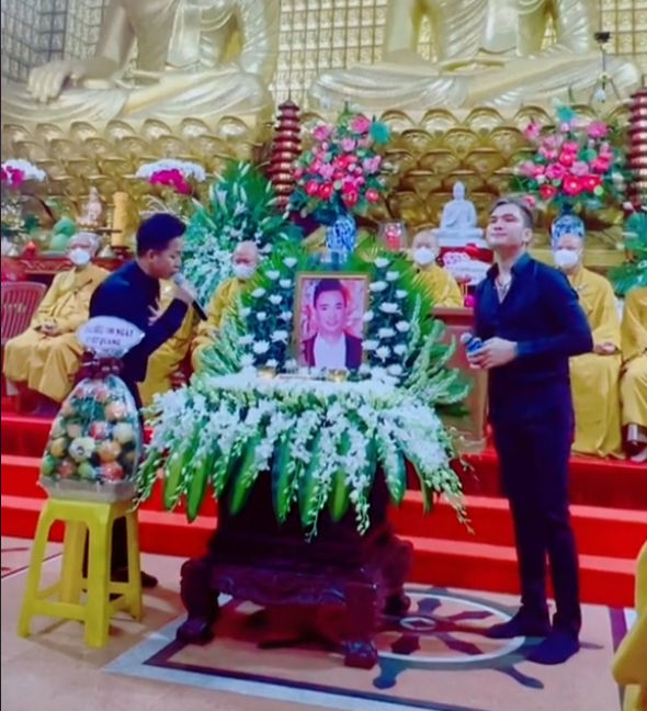 Sao Việt đến chùa hát tưởng nhớ 100 ngày mất của Việt Quang