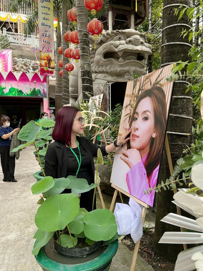 Sao Việt đến viếng 49 ngày mất Phi Nhung: Trấn Thành giờ chót