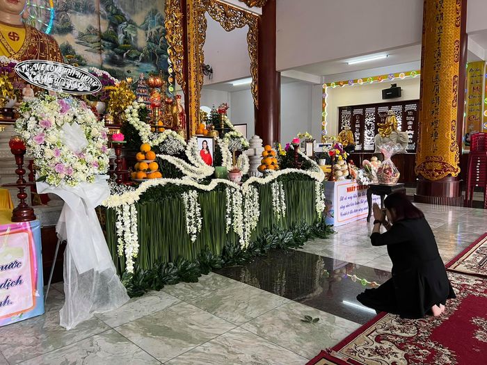 Sao Việt đến viếng 49 ngày mất Phi Nhung: Trấn Thành giờ chót