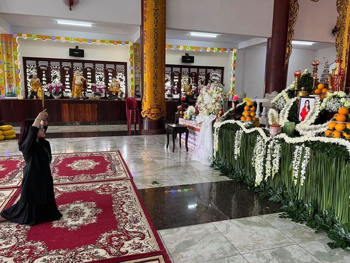 Sao Việt đến viếng 49 ngày mất Phi Nhung: Trấn Thành giờ chót