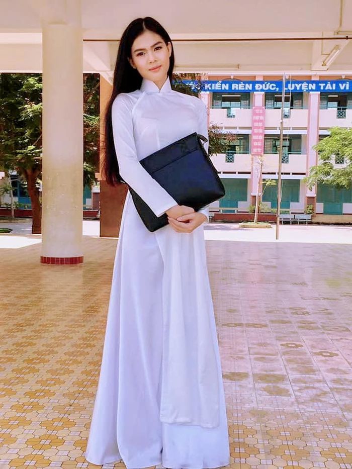 Sao Việt ngày 20/11: Đông Nhi khoe ảnh Winnie quàng khăn đỏ