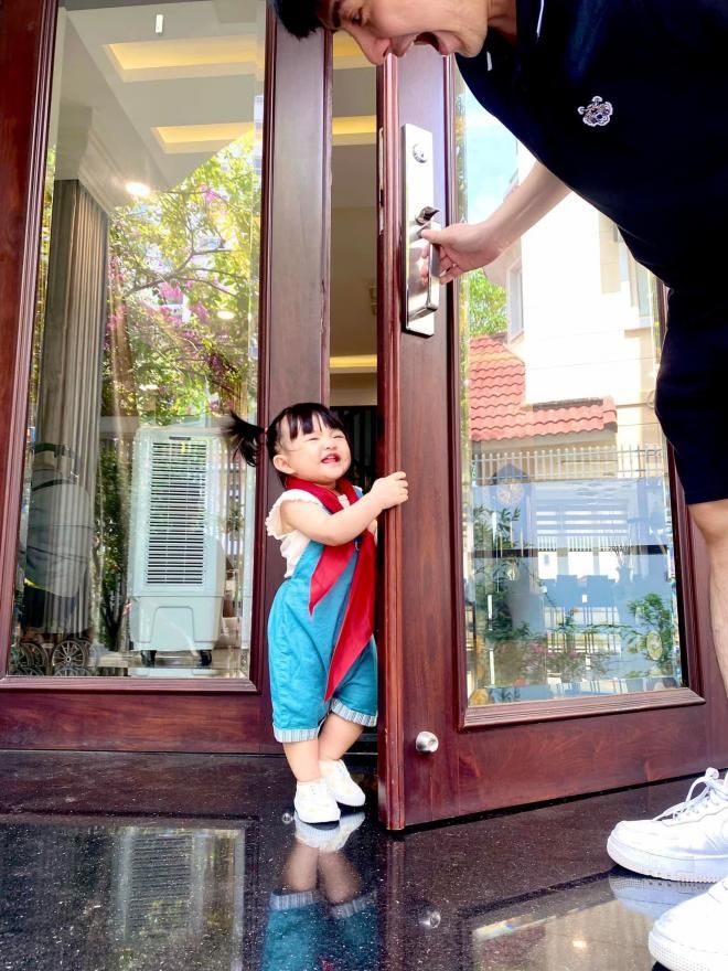 Sao Việt ngày 20/11: Đông Nhi khoe ảnh Winnie quàng khăn đỏ
