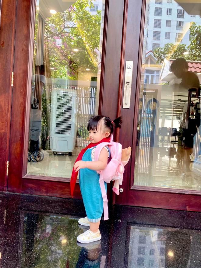 Sao Việt ngày 20/11: Đông Nhi khoe ảnh Winnie quàng khăn đỏ