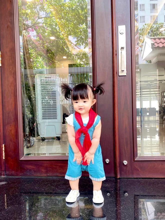 Sao Việt ngày 20/11: Đông Nhi khoe ảnh Winnie quàng khăn đỏ