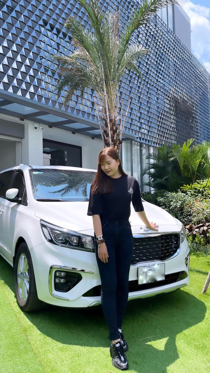 Sao Việt mua xe tặng trợ lý: Lily Chen, Ngọc Trinh ngang tài, ngang sứ