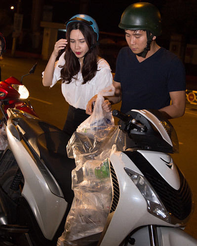 Sao Việt thích đèo nhau bằng xe máy: Mạc Văn Khoa chở vợ con thăm quê