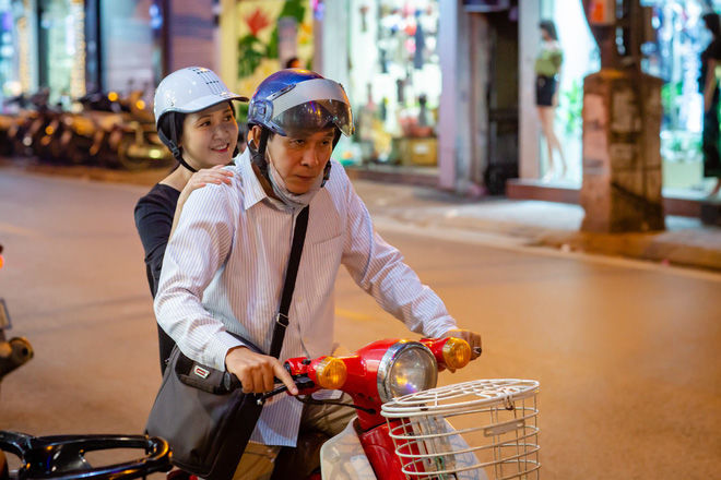 Sao Việt thích đèo nhau bằng xe máy: Mạc Văn Khoa chở vợ con thăm quê
