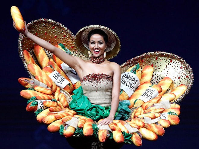 Á hậu Kim Duyên mang bánh tét đến Miss Universe 2021: Ai tét hôngg
