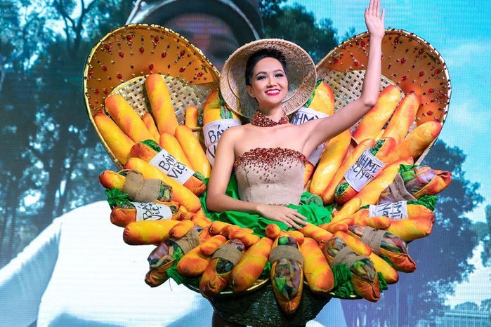 Á hậu Kim Duyên mang bánh tét đến Miss Universe 2021: Ai tét hôngg