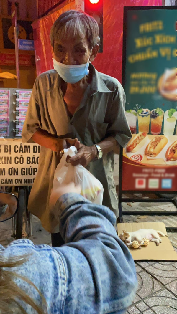 Sau khi cún cưng qua đời, ông cụ bán vé số đã được tặng em cún khác