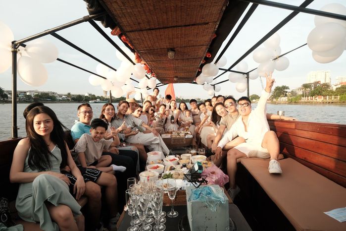 Sinh nhật Kim Lý: Subeo tình cảm trong vòng tay bố dượng