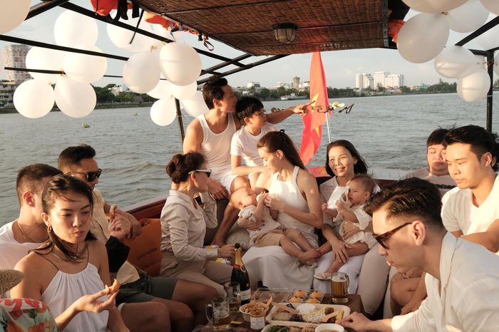 Sinh nhật Kim Lý: Subeo tình cảm trong vòng tay bố dượng