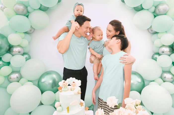 Sinh nhật Kim Lý: Subeo tình cảm trong vòng tay bố dượng