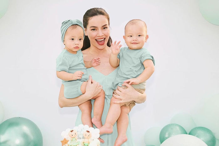 Sở thích của chị ba Lisa: Hôn và vuốt tóc Leon suốt thôi