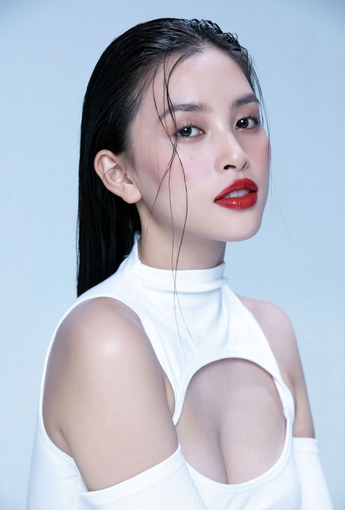 Nhan sắc của Trần Tiểu Vy thế nào mà được ví ngang ngửa Song Hye Kyo?