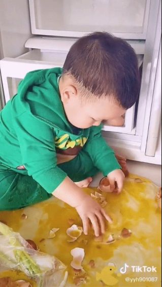 Mẹ lo tám chuyện với hàng xóm, con gái nghịch bột đắt tiền vừa mua