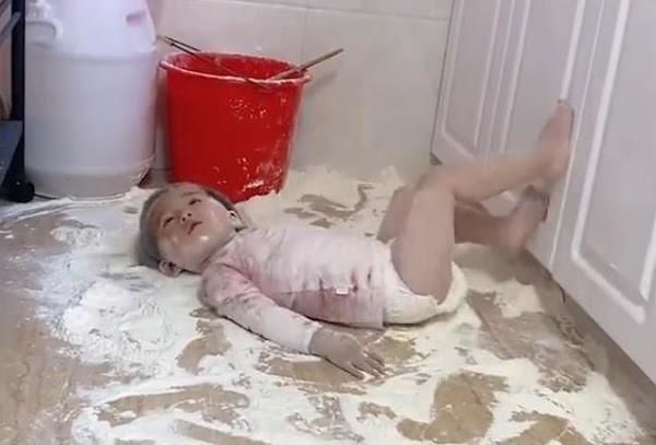 Mẹ lo tám chuyện với hàng xóm, con gái nghịch bột đắt tiền vừa mua