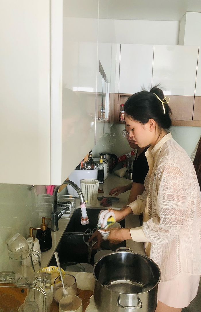 Tiểu Vy tối qua lộng lẫy như bà hoàng hôm nay xuề xoà rửa chén