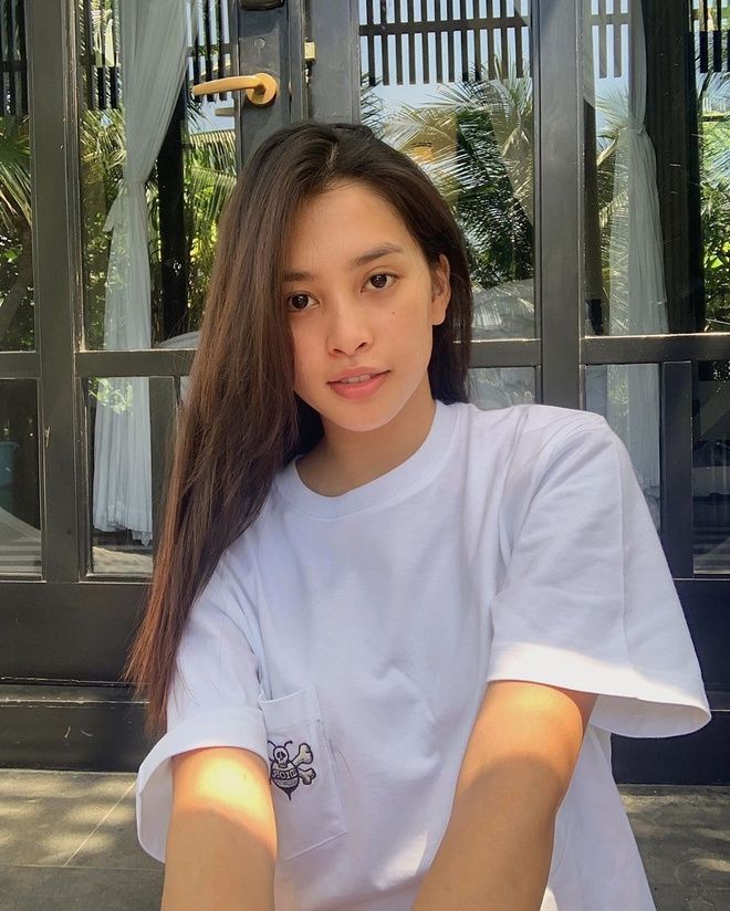 Tiểu Vy tối qua lộng lẫy như bà hoàng hôm nay xuề xoà rửa chén