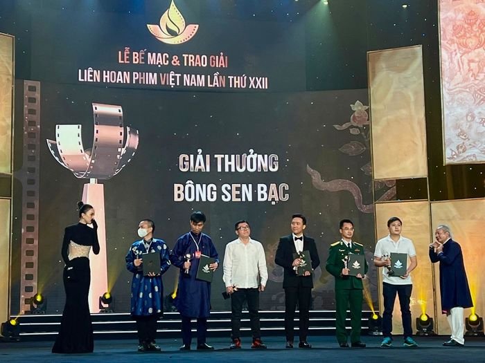 Trấn Thành lần đầu làm đạo diễn đã oanh tạc mọi giải thưởng