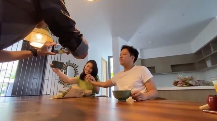 Trường Giang cưng bạn thân của vợ hết mực: cho mượn làm người yêu