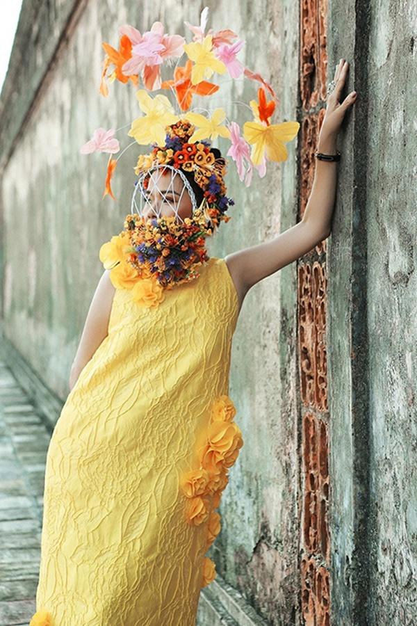 Túi hiệu xưa rồi! Mốt của Vbiz bây giờ là khẩu trang đi sự kiện