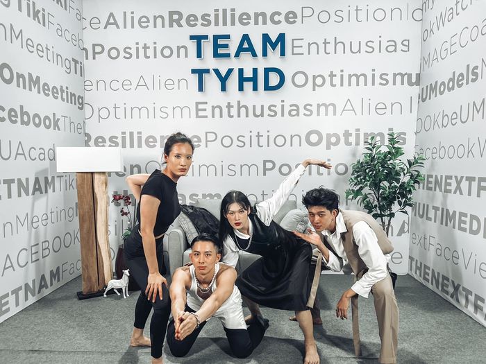 TyhD và H'Hen hôm trước còn chị em, nay về phe Lương Thùy Linh