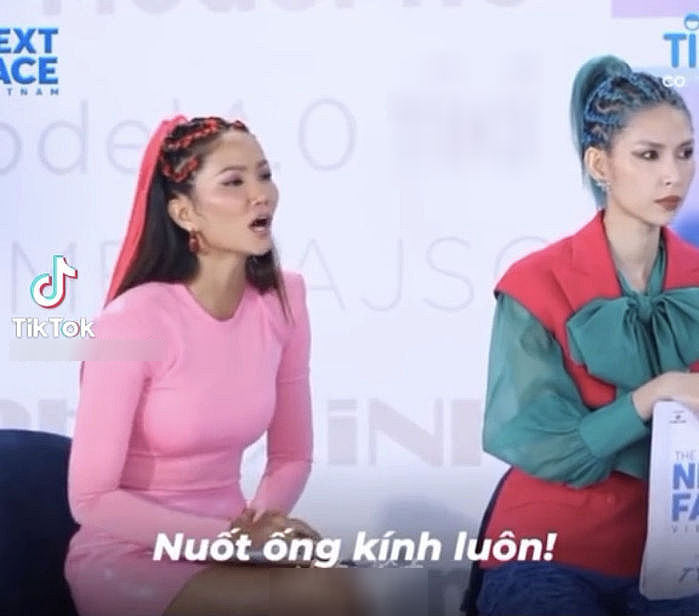 TyhD khó chịu ra mặt khi H'Hen Niê chỉ bài team Lương Thùy Linh