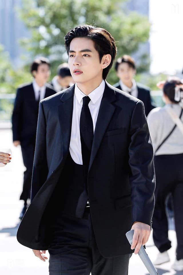V (BTS) gia nhập hội phú ông sở hữu Black Card chỉ 1000 người có