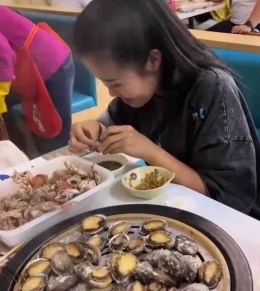 Cô gái ăn hết 100 con bào ngư ở quán buffet bị chủ quán hỏi xoáy
