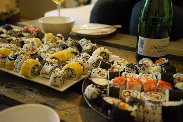 Cô gái ăn hết 100 con bào ngư ở quán buffet bị chủ quán hỏi xoáy
