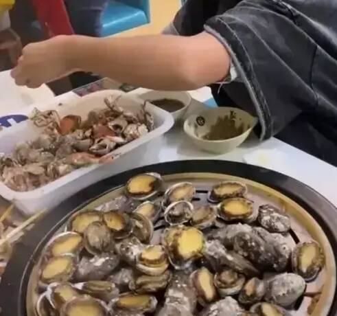 Cô gái ăn hết 100 con bào ngư ở quán buffet bị chủ quán hỏi xoáy