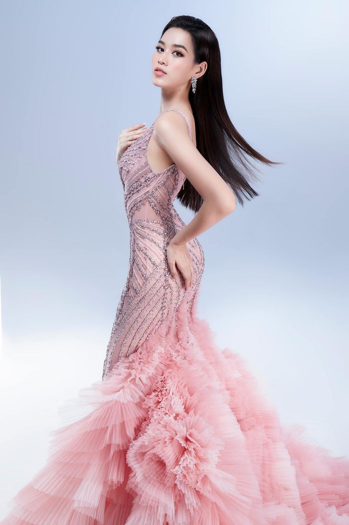 Váy thi Miss World của Đỗ Thị Hà được chỉnh lại trước 4 ngày lên đường