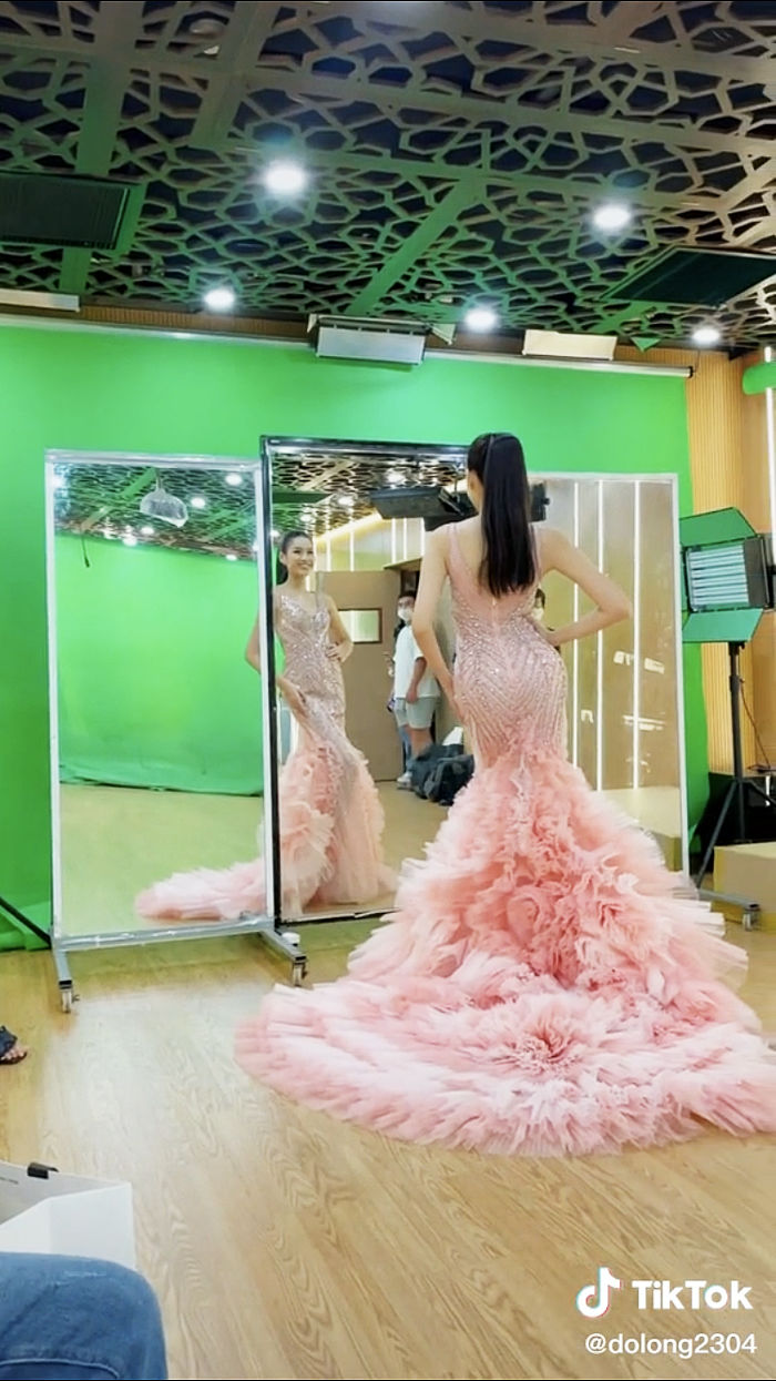 Váy thi Miss World của Đỗ Thị Hà được chỉnh lại trước 4 ngày lên đường