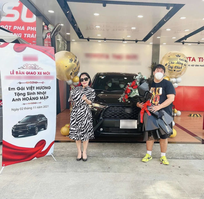 Việt Hương giàu sang cả làng được nhờ: quản lý còn được tặng xe sang