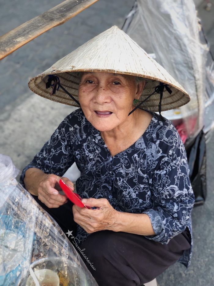 Ngoại 75 tuổi vẫn gánh chuối xào đi bán gây cảm động