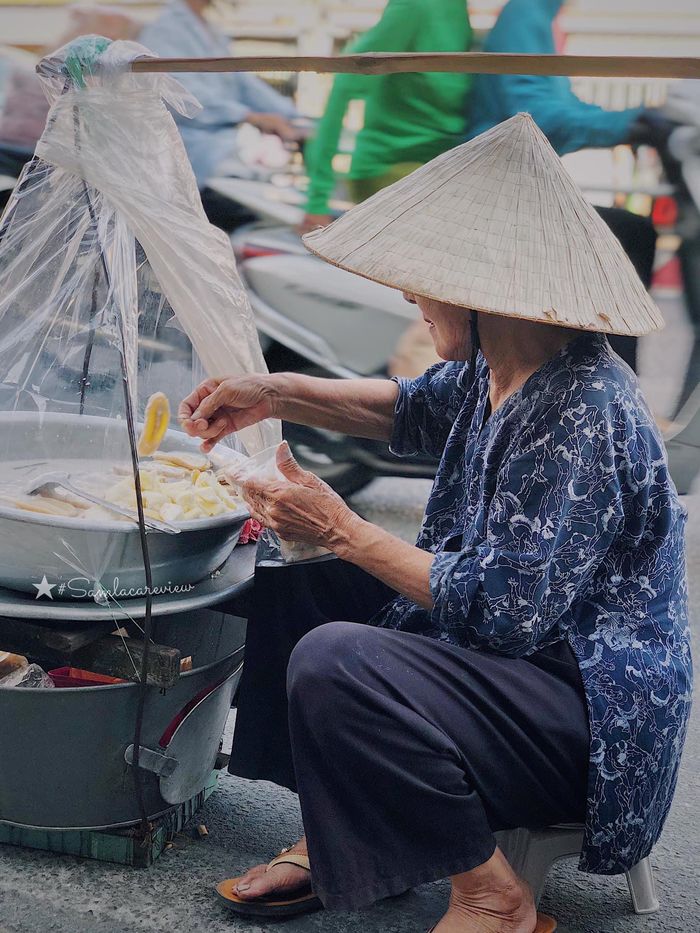 Ngoại 75 tuổi vẫn gánh chuối xào đi bán gây cảm động