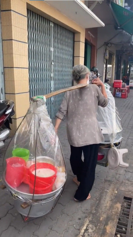 Ngoại 75 tuổi vẫn gánh chuối xào đi bán gây cảm động