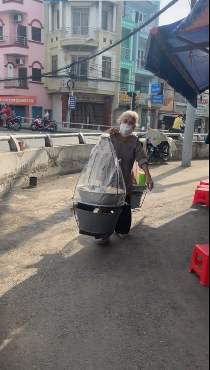 Ngoại 75 tuổi vẫn gánh chuối xào đi bán gây cảm động