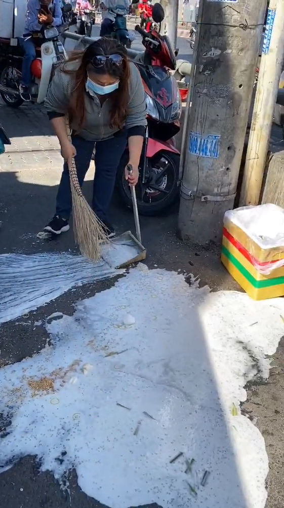 Ngoại 75 tuổi vẫn gánh chuối xào đi bán gây cảm động