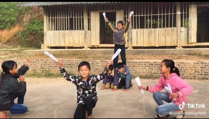 Các em học sinh vùng cao nhảy chào mừng 20/11