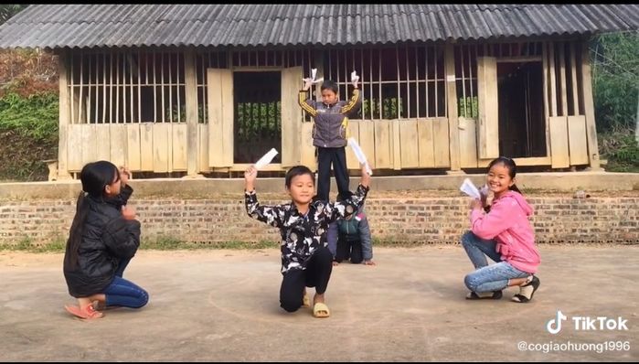 Các em học sinh vùng cao nhảy chào mừng 20/11