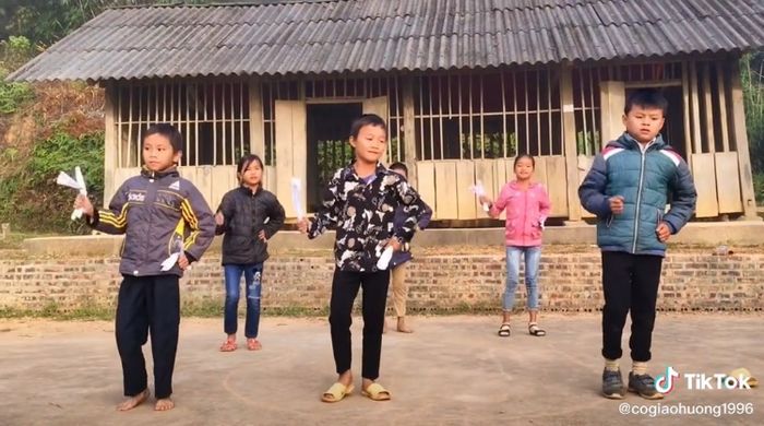 Các em học sinh vùng cao nhảy chào mừng 20/11