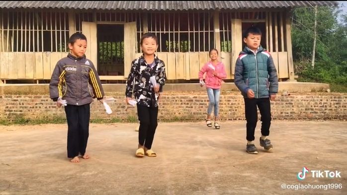Các em học sinh vùng cao nhảy chào mừng 20/11