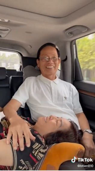 Người vợ trèo thang đứng tâm sự với di ảnh của chồng gây xúc động