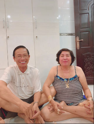 Người vợ trèo thang đứng tâm sự với di ảnh của chồng gây xúc động