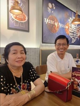 Người vợ trèo thang đứng tâm sự với di ảnh của chồng gây xúc động